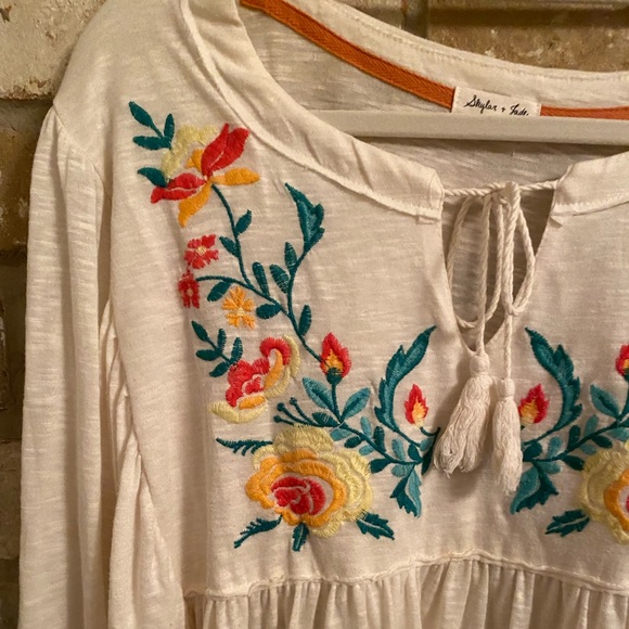 Embroidered Top - Picture 3 of 4